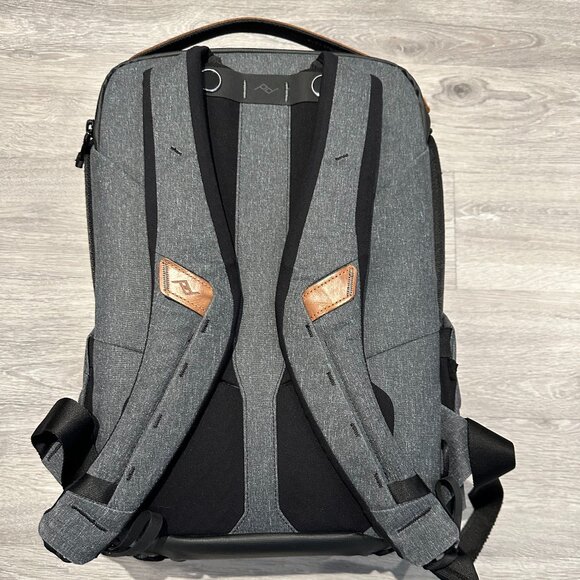 Peak Design Everyday Backpack V2, 20L, Charcoal - Picture 4 of 16